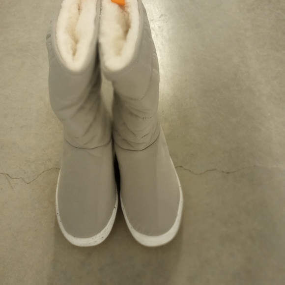NEW Sz 12 Women\'s Gray Winter Boots